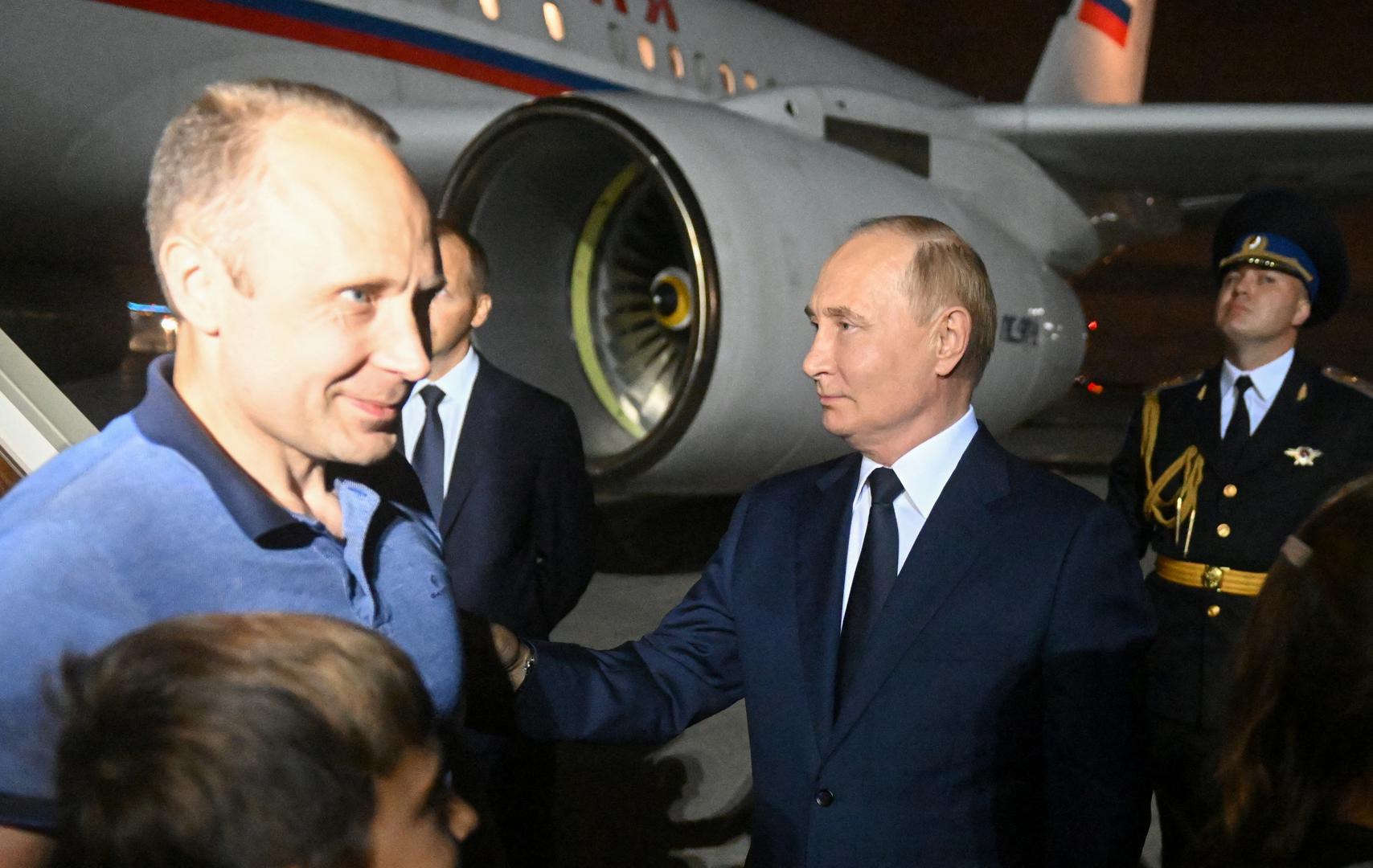 Russia's President Vladimir Putin welcomes Russian national Artyom Dultsev, who was released in a prisoner exchange between Russia with Western countries, during a ceremony at Vnukovo International Airport in Moscow, Russia August 1, 2024. Sputnik/Mikhail Voskresensky/Pool via REUTERS ATTENTION EDITORS - THIS IMAGE WAS PROVIDED BY A THIRD PARTY. Photo: MIKHAIL VOSKRESENSKY/REUTERS