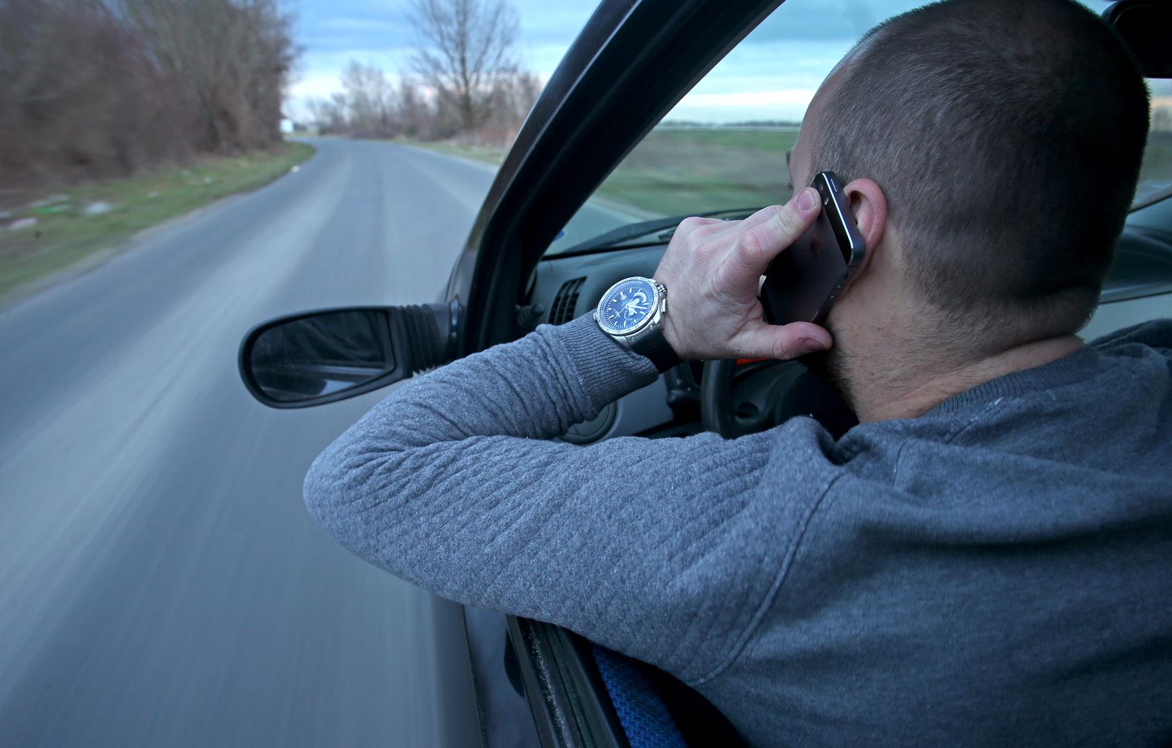 Korištenje mobitela u vožnji postala je prava pošast pojavom pametnih telefona, a pritom je telefoniranje za vrijeme vožnje postalo manje opasno od korištenja mobitela za dopisivanje, korištenje društvenih mreža ili pregledavanje internetskih sadržaja. 