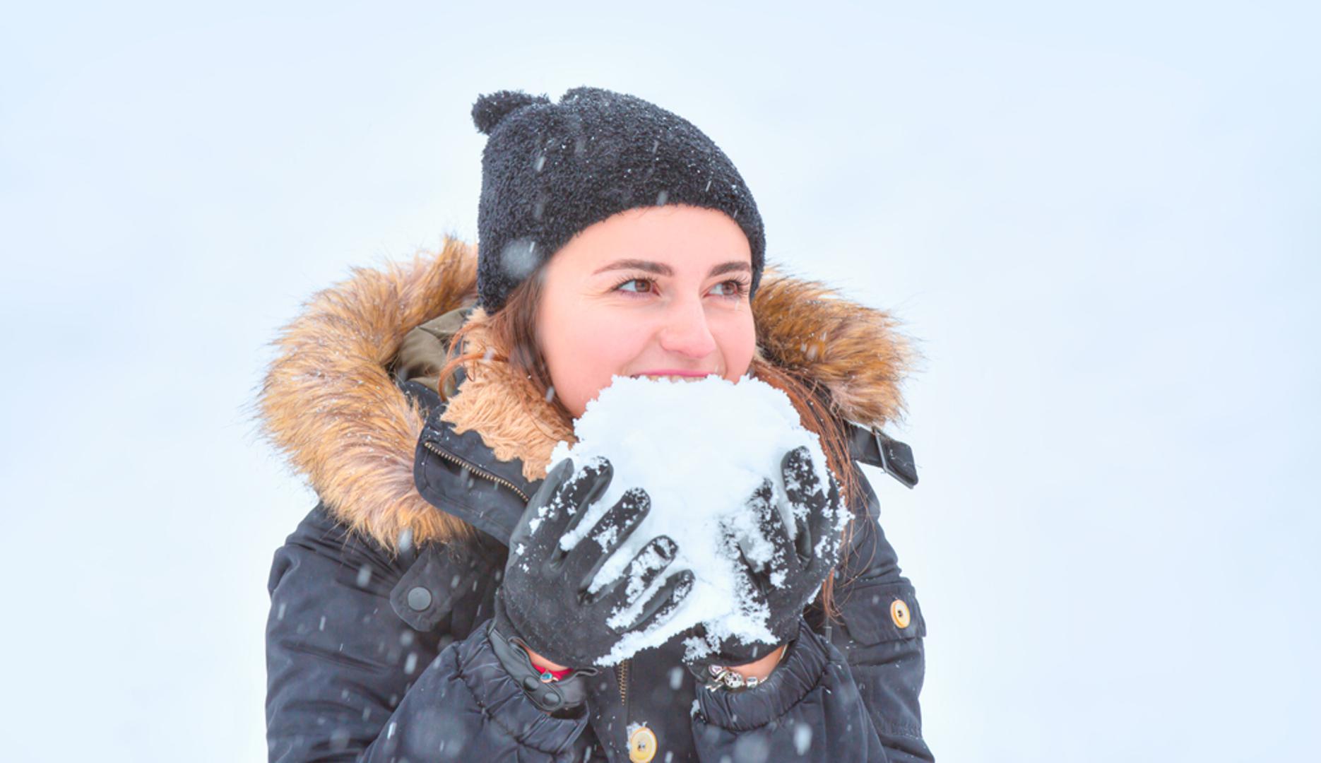 Snijeg može biti kontaminiran zagađivačima, kemikalijama, algama i bakterijama iz tla i zraka. Dok pada iz oblaka, njegova složena struktura ledenih kristala može zarobiti zagađivače, poput emisija automobila ili crnog ugljika, a može pokupiti i štetne kemikalije iz okoline, poput soli za cestu, pesticida i mikroplastike.