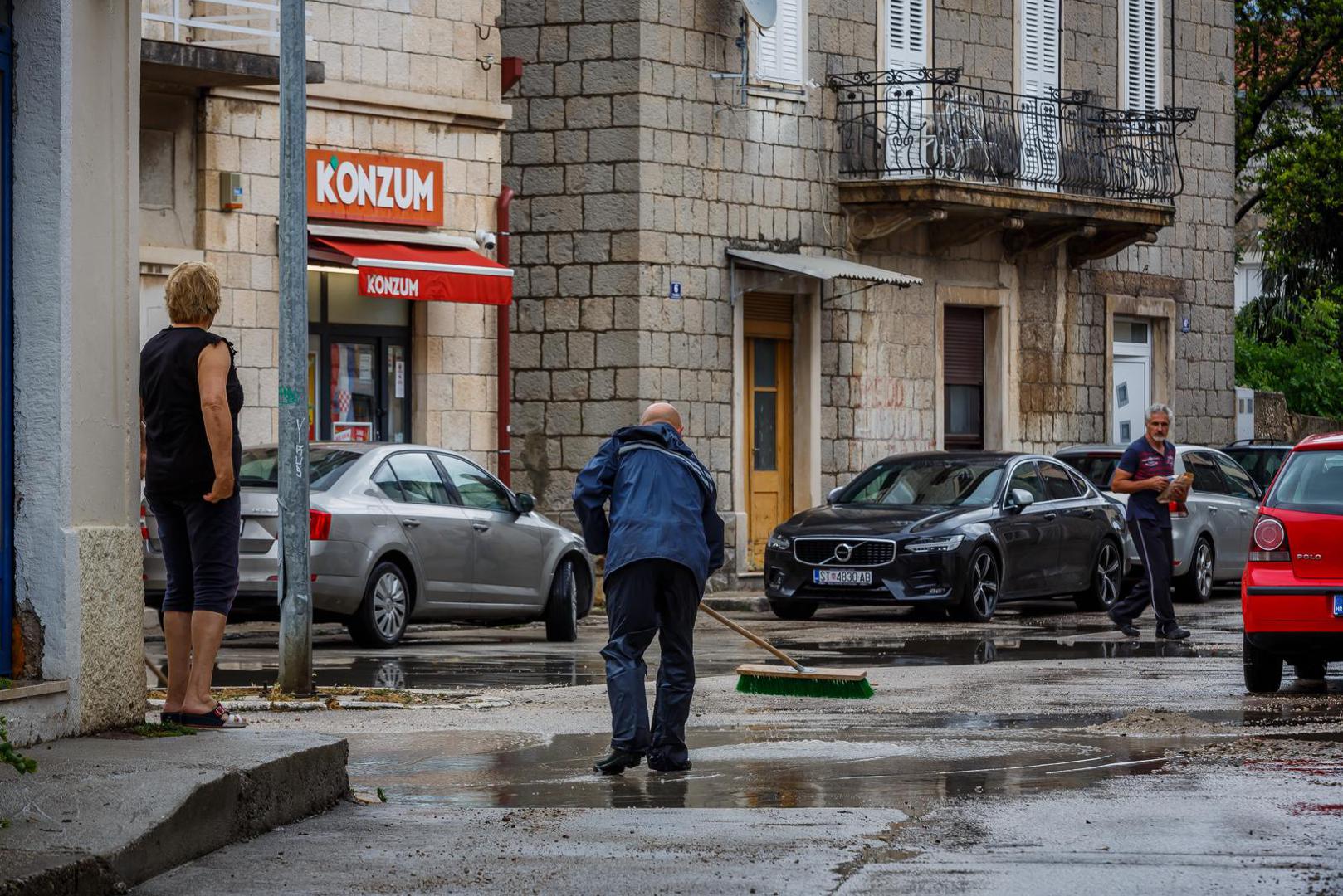 30.05.2022., Kastela - Tijekom jutra sire trogirsko i kastelansko podrucje zahvatilo je olujno nevrijeme s obilnom kisom, te su mnoge kuce i poslovni prostori poplavljeni.

 Photo: Zvonimir Barisin/PIXSELL