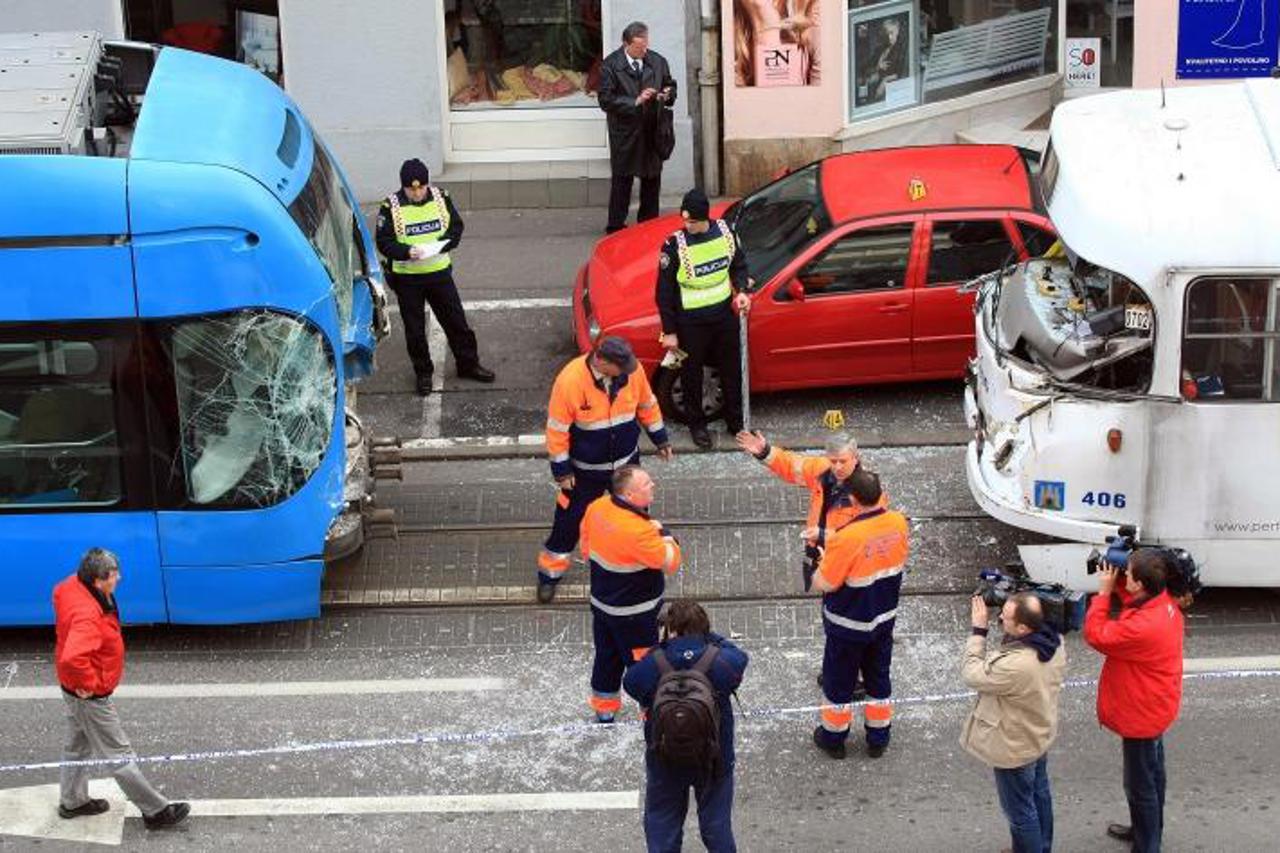 '10.01.2013., Zagreb - Dvadesetak osoba zatrazilo je lijecnicku pomoc nakon sto su se danas oko 11 sati sudarila dva tramvaja. Sudar se dogodio na Maksimirskoj cesti kod broja 82 kod krizanja s Haramb