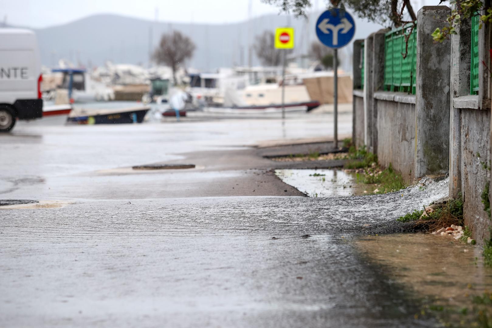 11.03.2024., Zadar - U Zadru je palo 164 litre kise po cetvronom metru u zadnja 24 sata. To predstavlja rekordnu kolicinu na toj mjernoj postaji u ozujku otkad postoje mjerenja. Do sad je evidentirana 21 tehnicka intervencija, u tijeku ih je 12, a nove dojave gradjana neprestano stizu. Photo: Sime Zelic/PIXSELL