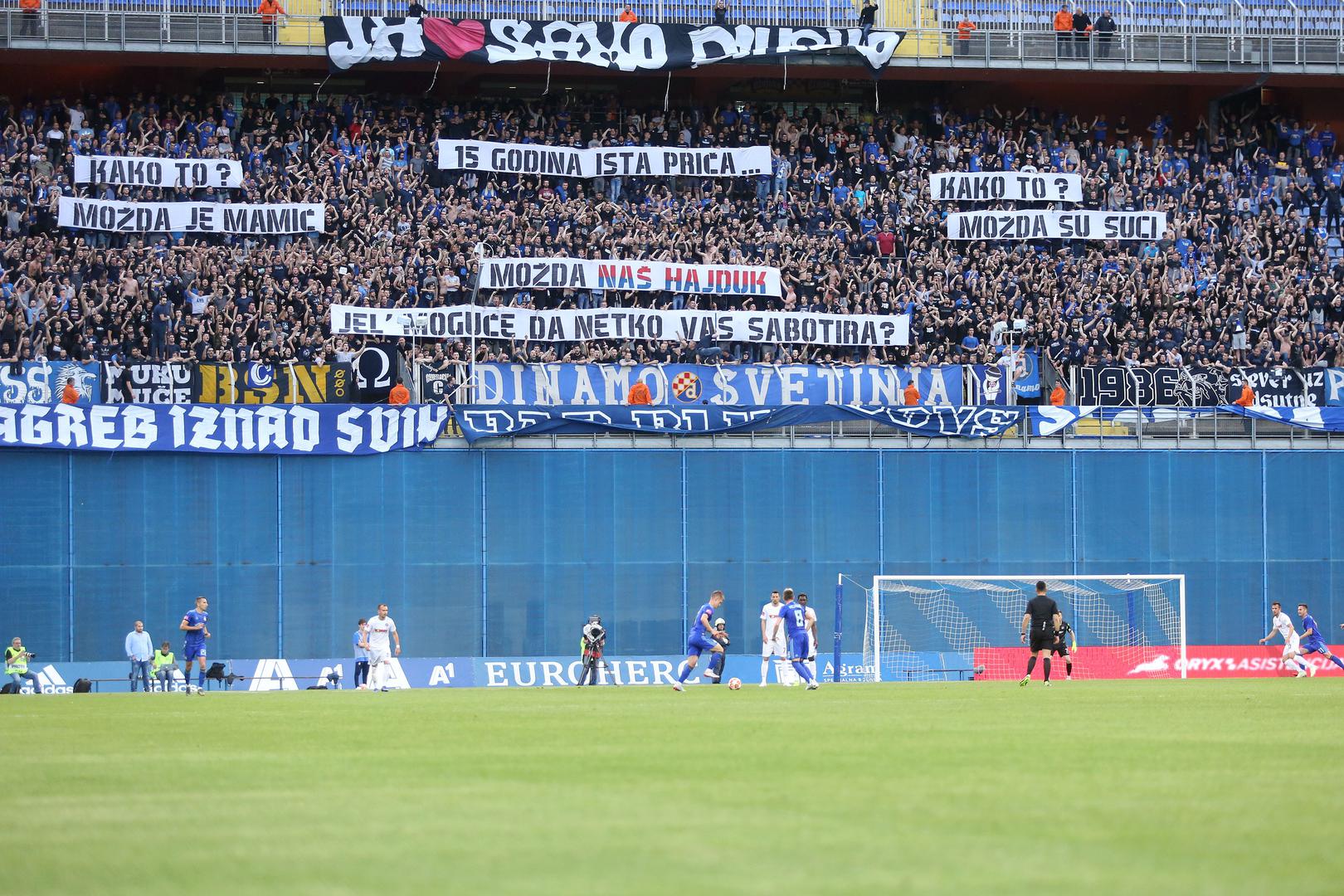 "15 godina ista priča", "Kako to", "Možda su suci", "Možda Naš Hajduk", "Jel' moguće da netko vas sabotira", stajalo je na transparentima Boysa koji su time podsjetili na pjesmu popularnog repera Vojka V