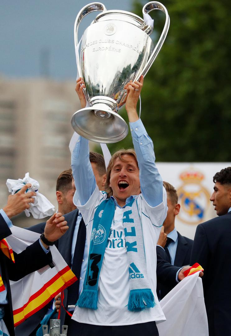 Prvo odredište je katedrala Almudena u koju je kapetan Sergio Ramos unio trofej i postavio ga na - oltar! 

