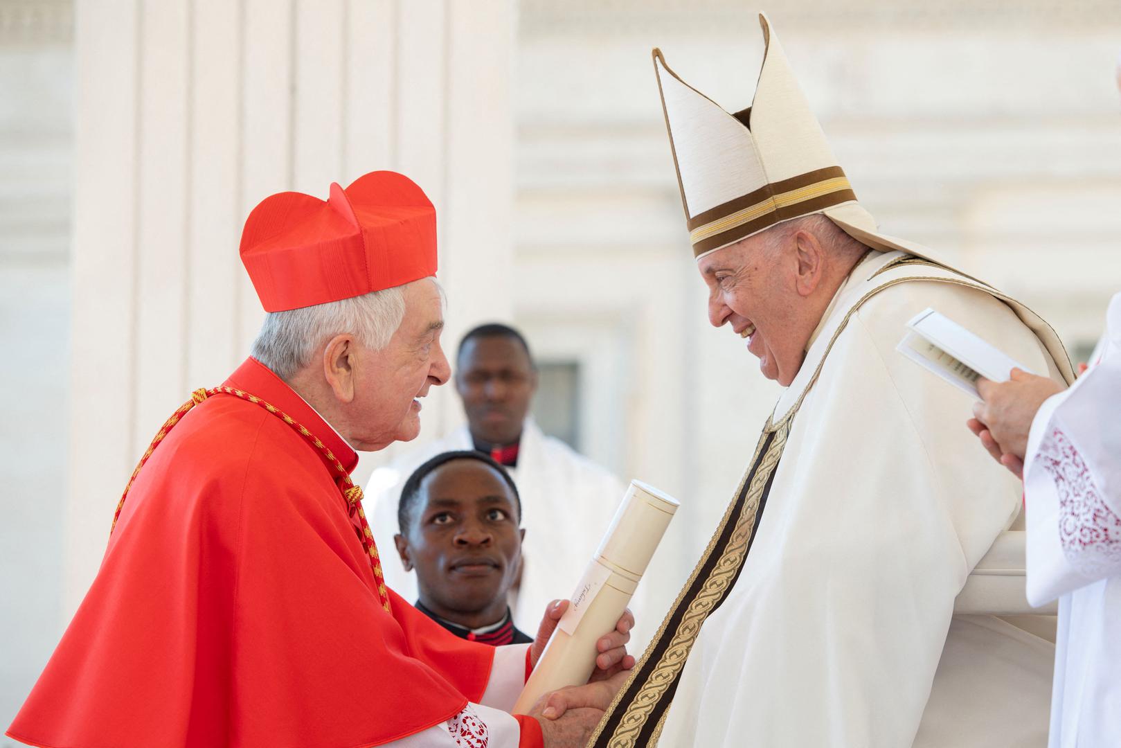 Pope Francis shakes hands with new Cardinal S.E. Mons. Emil Paul Tscherrig, during a consistory ceremony to elevate Roman Catholic prelates to the rank of cardinal, in Saint Peter's square at the Vatican, September 30, 2023.    Vatican Media/­Handout via REUTERS    ATTENTION EDITORS - THIS IMAGE WAS PROVIDED BY A THIRD PARTY. Photo: VATICAN MEDIA/REUTERS