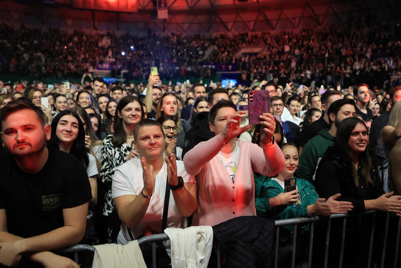 Ta publika je odrasla i ostala s njom svih ovih godina, no njima se na jučerašnjem koncertu pridružila i ova nova, mlađa, sasvim nova generacija koja je Pisarović prigrlila kao svoju od prvog povratničkog nastupa, iako se mnogi od njih u vrijeme njezinih najvećih uspjeha nisu niti rodili. I ne, nije to u njezinom slučaju samo nostalgija za nekim ljepšim i prošlim vremenima, iako je ona sigurno prisutna, riječ je zapravo o najvećem priznanju koje jedan glazbenik može dobiti u svojoj karijeri i prava potvrda vrijednosti.