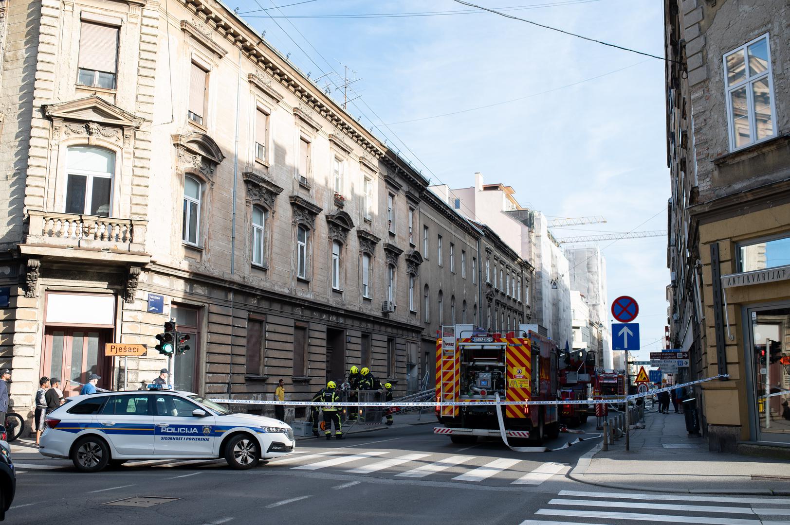 Kako saznaje 24sata požar je izbio u kuhinji jednog stana, a na intervenciju su izašli vatrogasci JVP Zagreb sa šest vozila.

