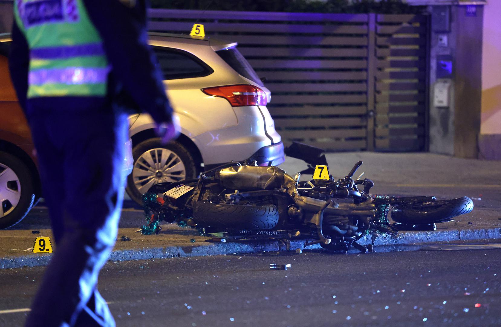 24.12.2023., Zagreb -  U Ilici kod kucnog broja 308 doslo je do prometne nesrece. Policijski sluzbenici obavljaju ocevid nakon prometne nesrece u kojoj su sudjelovali osobni automobil i motocikl. Smrtno je stradao vozac motocikla.  Photo: Sanjin Strukic/PIXSELL