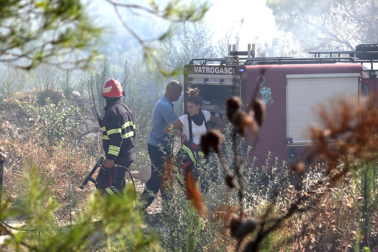 Požar koji je jučer buknuo iznad Tučepa proširio se u poslijepodnevnim satima na Podgoru i ostatak Biokova