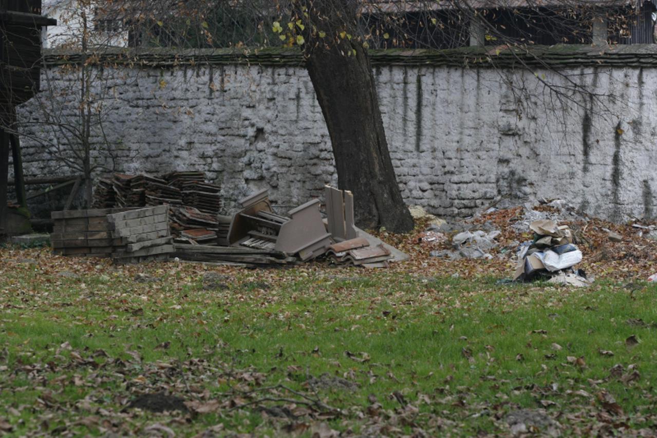 \'Koprivnica, 03.11.2010 - Ostaci orgulja koje je velecasni Ninoslav Tkalec unistio i bacio u dvoristu, iako su pod zastitom Konzervatorskog zavoda u Bjelovaru. Snimio: Marijan Suu009Aenj\'