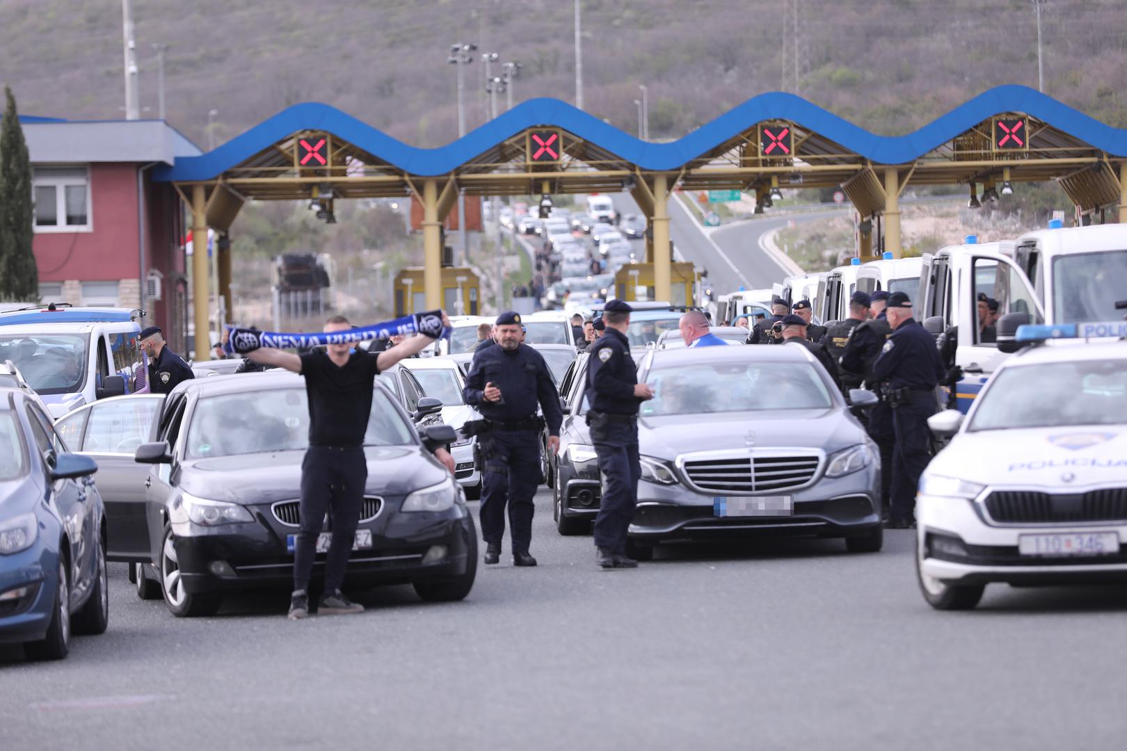 Navijači Dinama stigli su na izlaz s autoceste u Dugopolju odakle će ih policijske snage pod brojnom pratnjom prepratiti do poljudskog stadiona