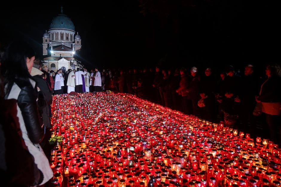 Groblje Mirogoj noću na dan Svih svetih