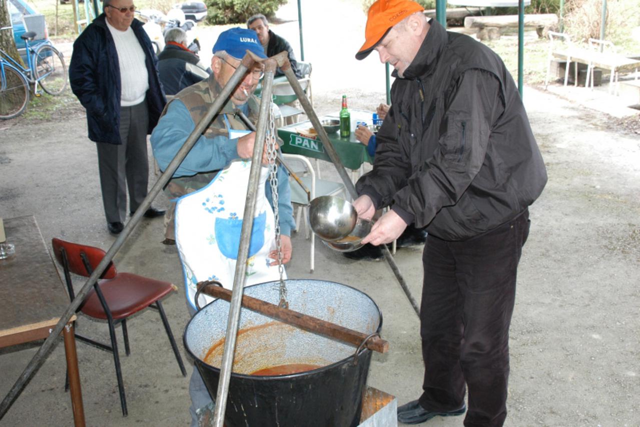 \'podravina, bjelovar, ribici, 17.11.09. radijski voditelj karlo coklo uvjerio se da su ribici iz luga majstori u spremanju fis paprikasa snimio: Damir Spehar, Pixsell\'