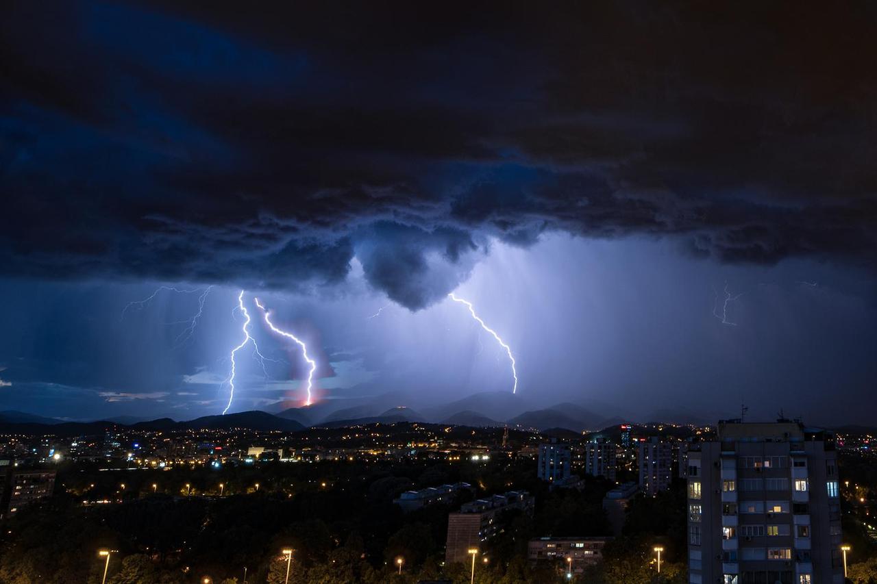 Munje i oblaci iznad Zagreba tijekom nevremena