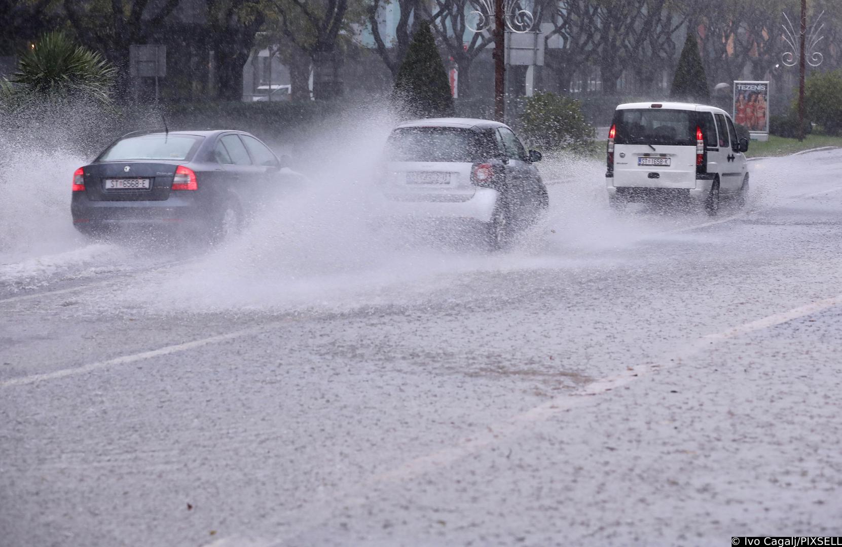 08.12.2022., Split - Obilna kisa zahvatila Split i okolicu stvarajuci probleme pjesacima i vozilima. Photo: Ivo Cagalj/PIXSELL