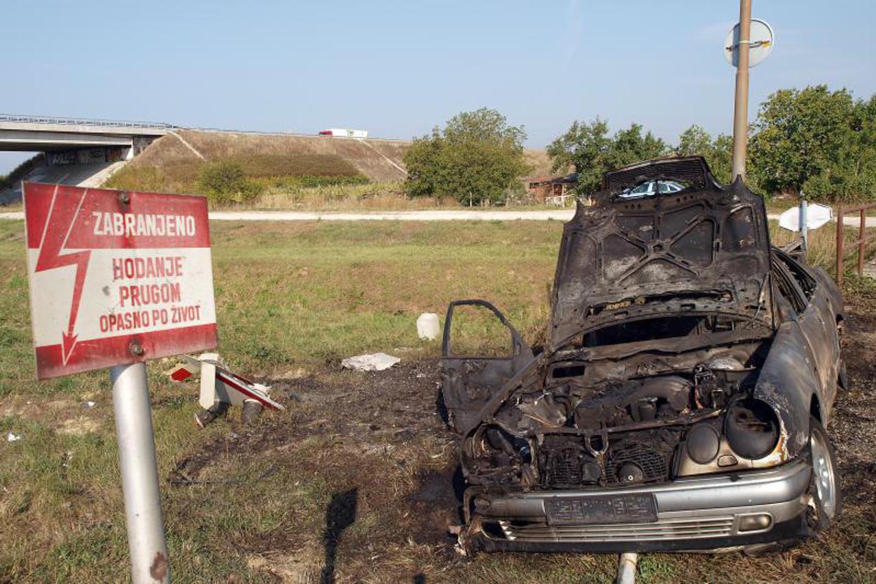 nalet vlaka, izgorio mercedes (1)