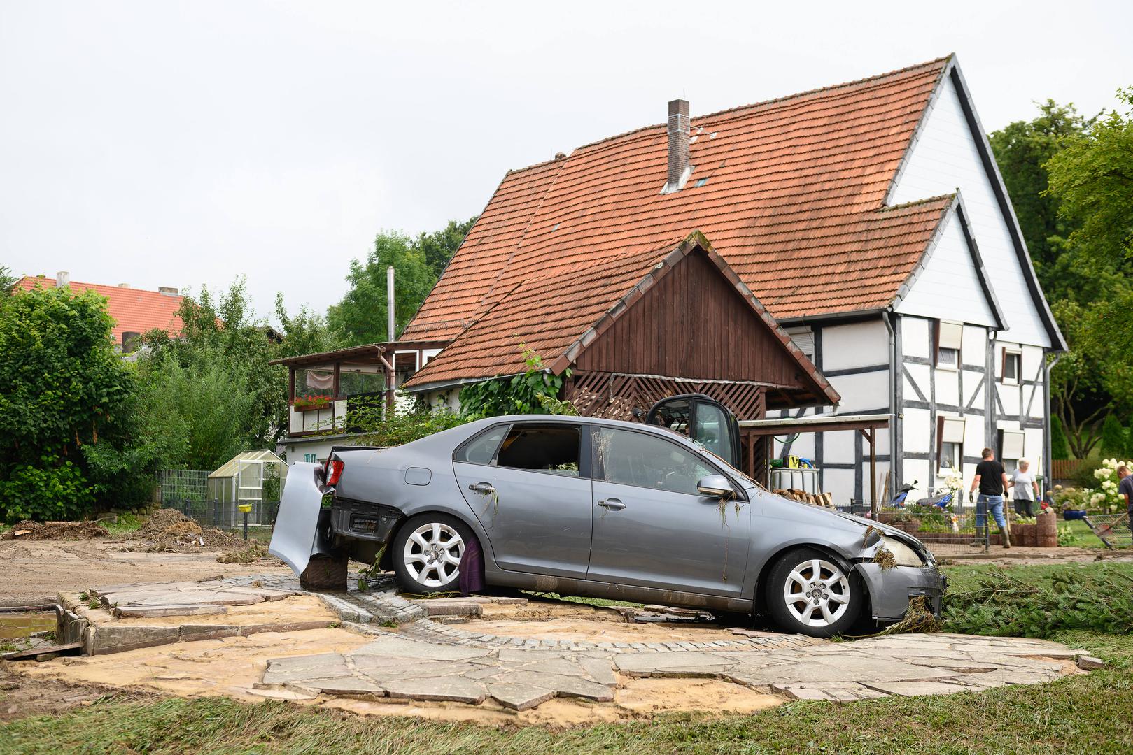 Vatrogasci su s čamcima izvlačili ljude iz automobila i kuća.

