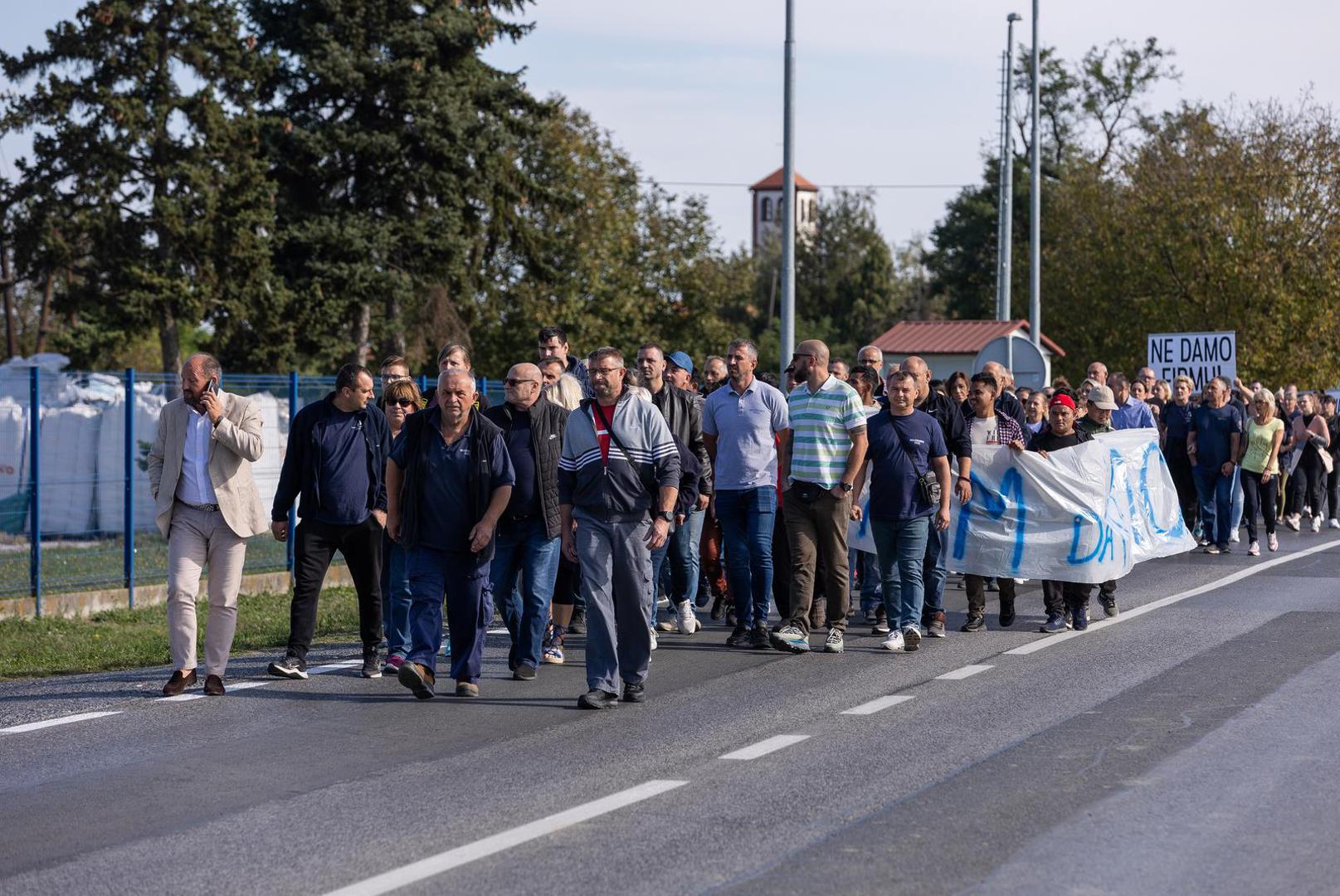 06.10.2023., Osijek - Radnici Drave International u koloni stigli ispred ulaza u tvornicu sa transparentima podrske vlasniku Zvonku Bedeu. Photo: Davor Javorovic/PIXSELL