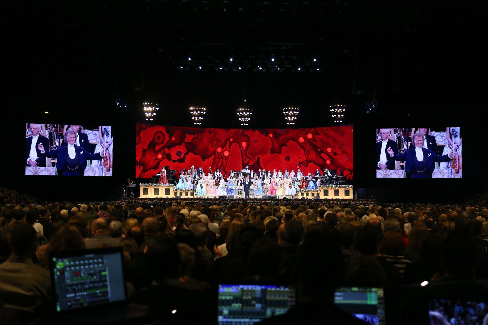 Šarmantni Nizozemac i njegov Johann Strauss Orchestra oduševili su publiku u rasprodanoj Areni izvedbama bezvremenskih klasika iz poznatih opera, mjuzikla i opereta, a kad su zasvirali “Na lijepom plavom Dunavu” publika u dvorani otplesala je valcer. 