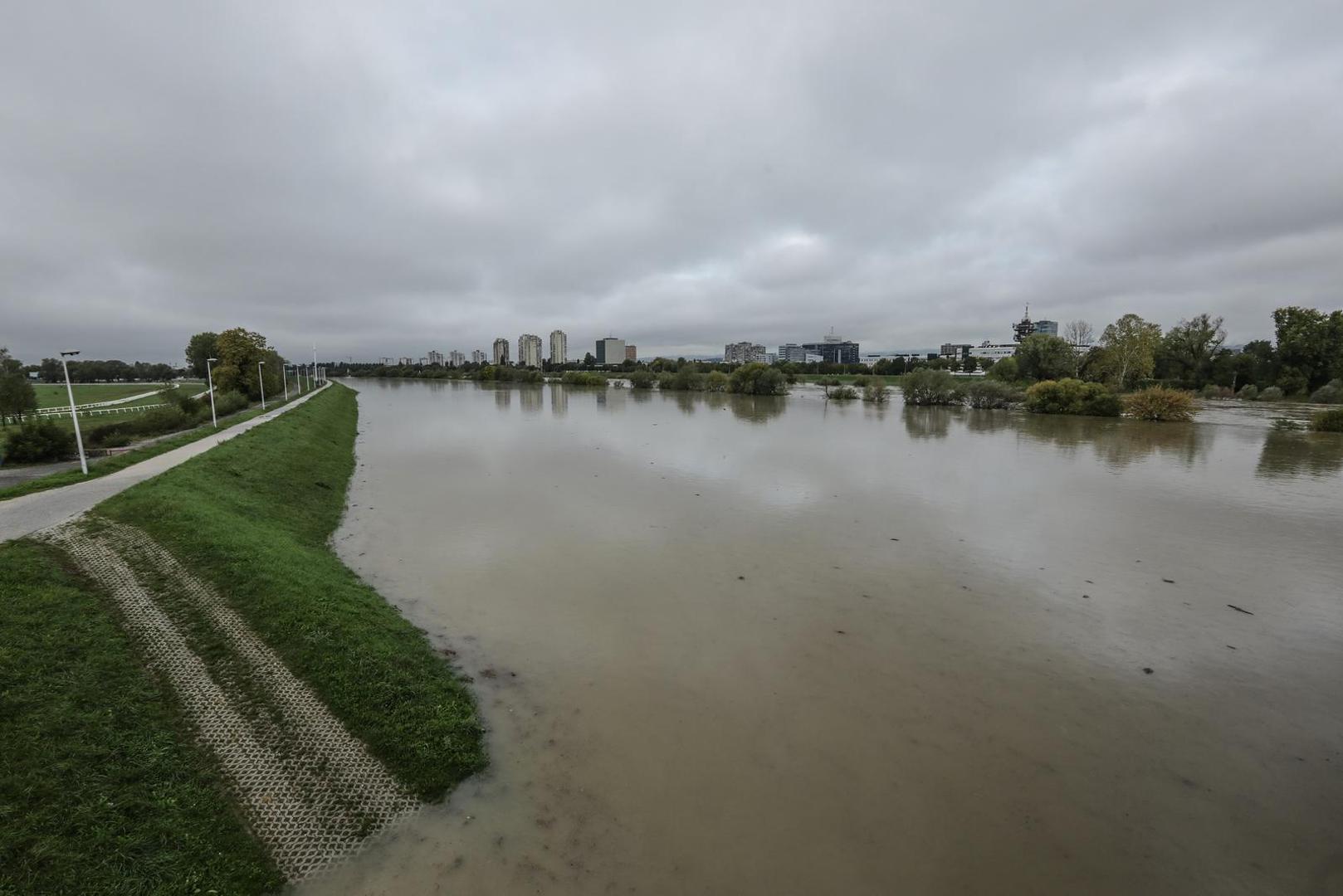 30.09.2022.,Zagreb, usljed dugotrajnih kisa, rijeka Sava izasla iz svoga korita, a vodostaj rijeke dosao do nasipa.  Photo: Robert Anic/PIXSELL