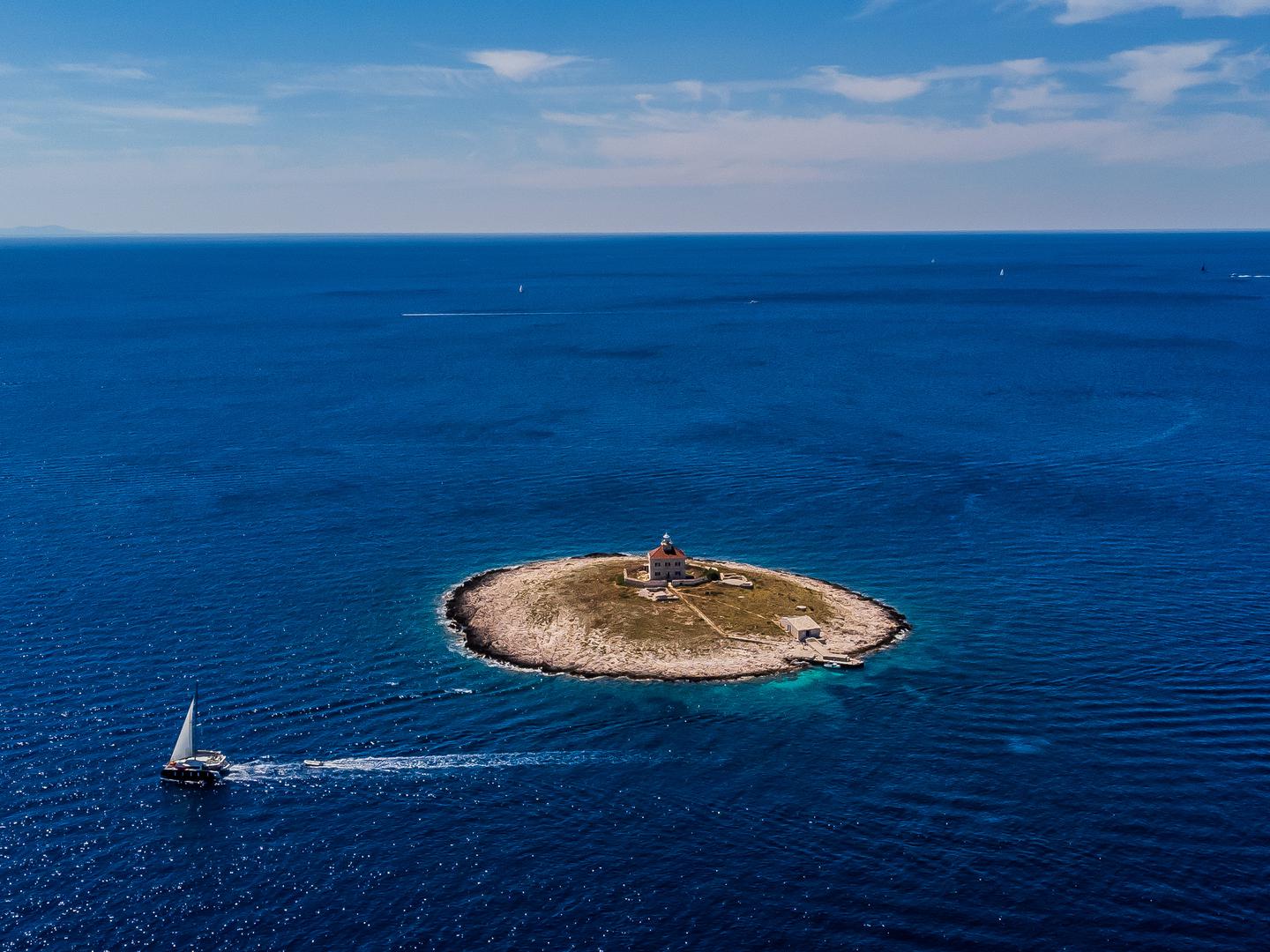 U nastavku donosimo popis od 24 hrvatska otoka i otočića na kojima stanuje manje od 200 ljudi. Na ovom popisu su samo otoci koji su stalno naseljeni. 