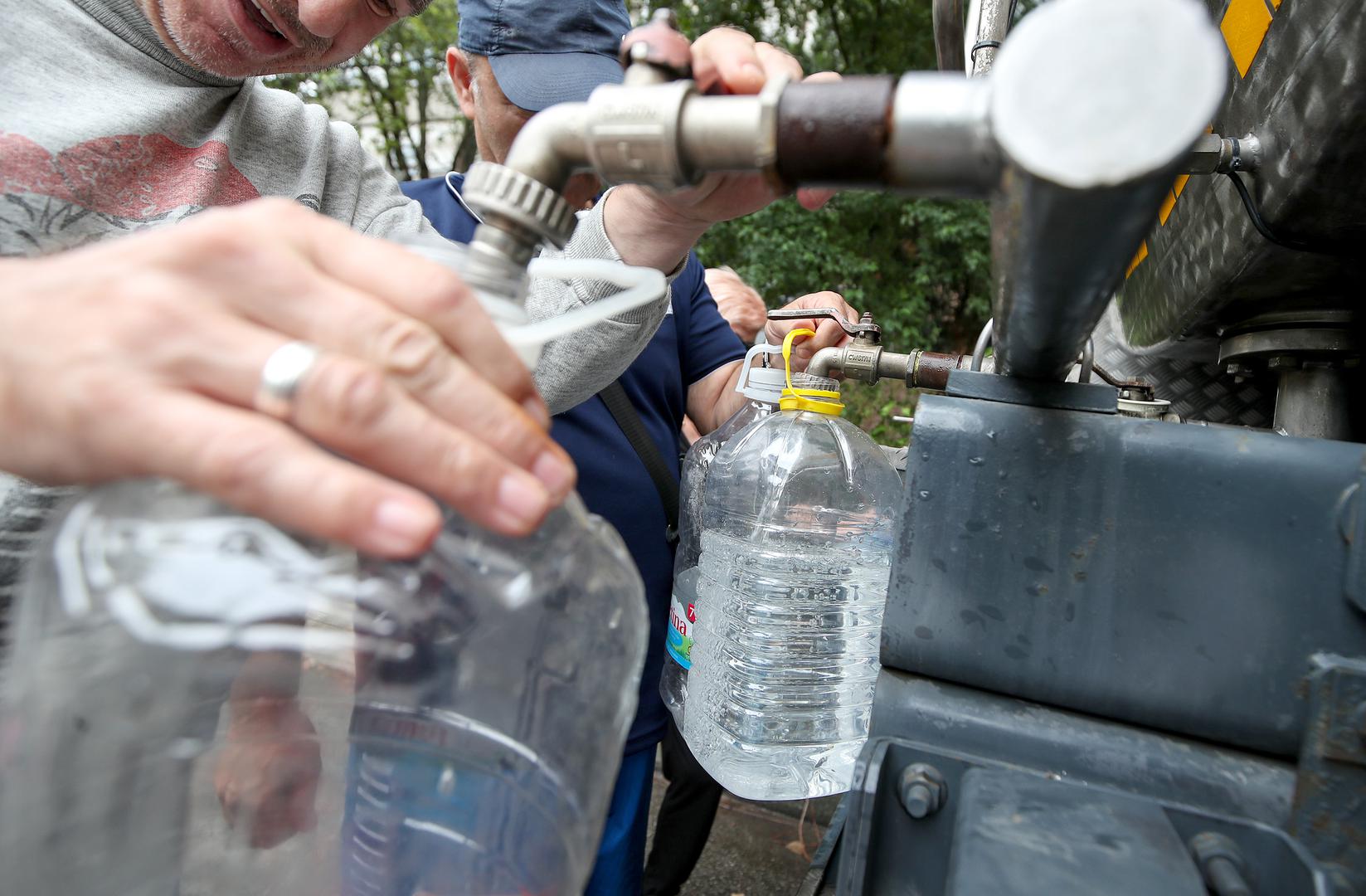 Voda - pakirana, obična, najmanje za 2 dana (1,5 -2 litre po danu)