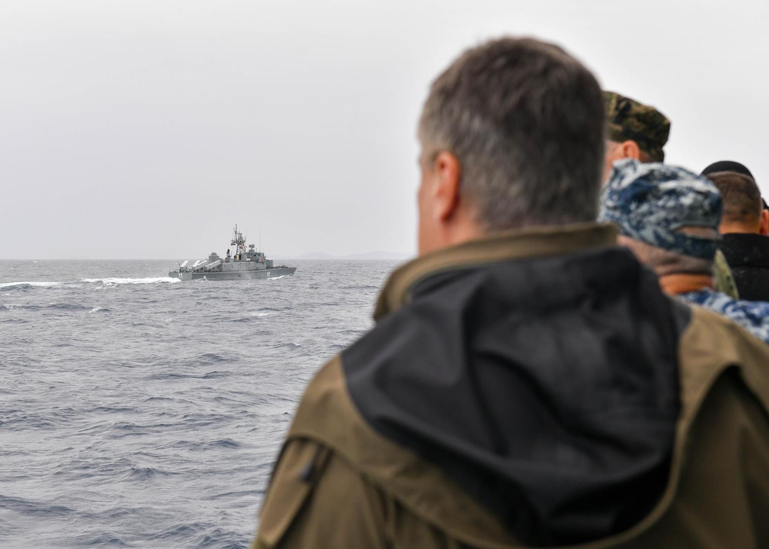 "Hrvatski mornari, zapovjednici brodova, čestitam na uspješno odrađenoj zadaći i ovim malo težim uvjetima. Želim puno sreće, uspjeha u radu i zdravlja vama i vašim obiteljima. Čuvajte hrvatsko more", poručio im je radiovezom