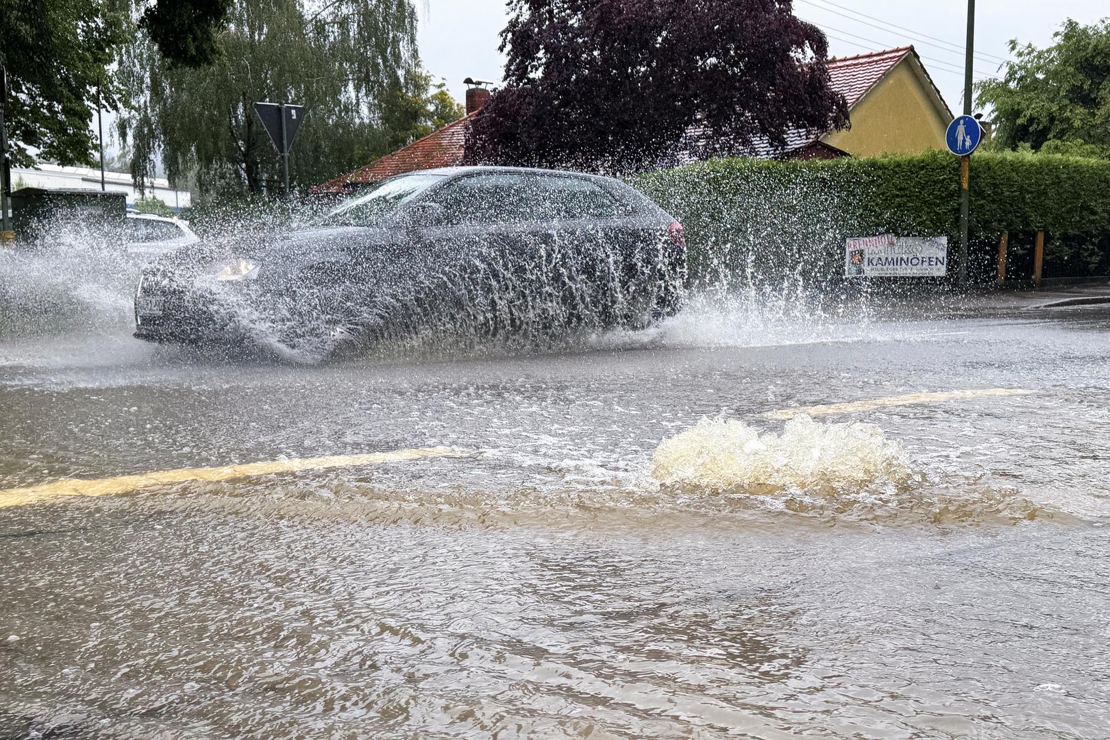 Uprkos izvjesnom smanjenju intenziteta padavina, u večernjim satima u subotu je deset općina u Bayernu proglasilo stanje katastrofe, jer su Dunav i nekoliko njegovih pritoka opasno narasli, piše Deutsche Welle. 