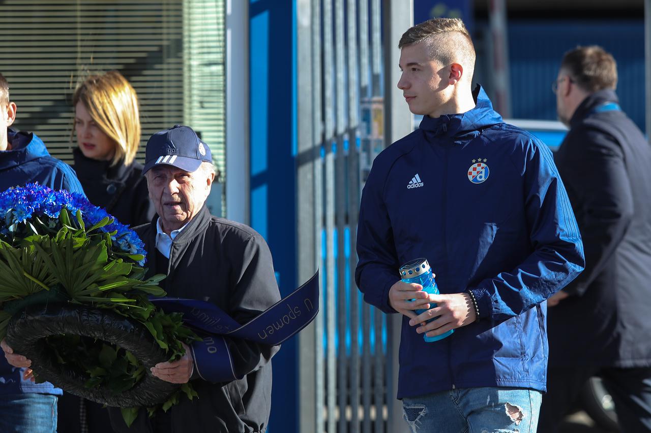 Predstavnici Dinama položili vijenac i zapalili svijeće kod spomenika na stadionu Maksimir