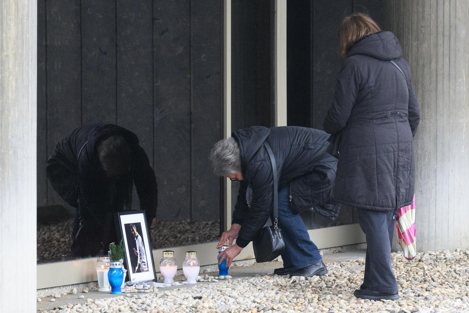 Pored fotografije poznatog glazbenika njegovi vjerni obožavatelji su zapalili svijeće i oprostili se od glazbenog velikana koji nas je prerano napustio.