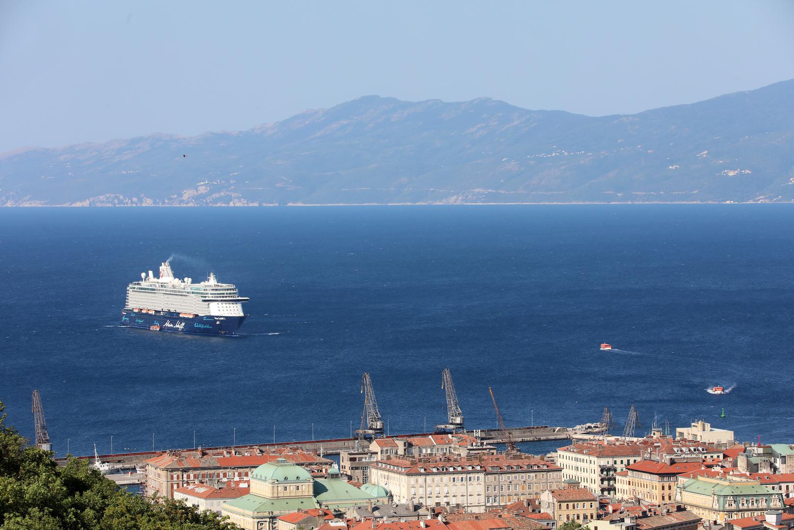 02.07.2022., Rijeka - Dva kruzera, Marella Explorer 2 na lukobranu u luci i  i Mein Schiff 5 na vezu pred rijeckom lukom. 
 Photo: Goran Kovacic/PIXSELL