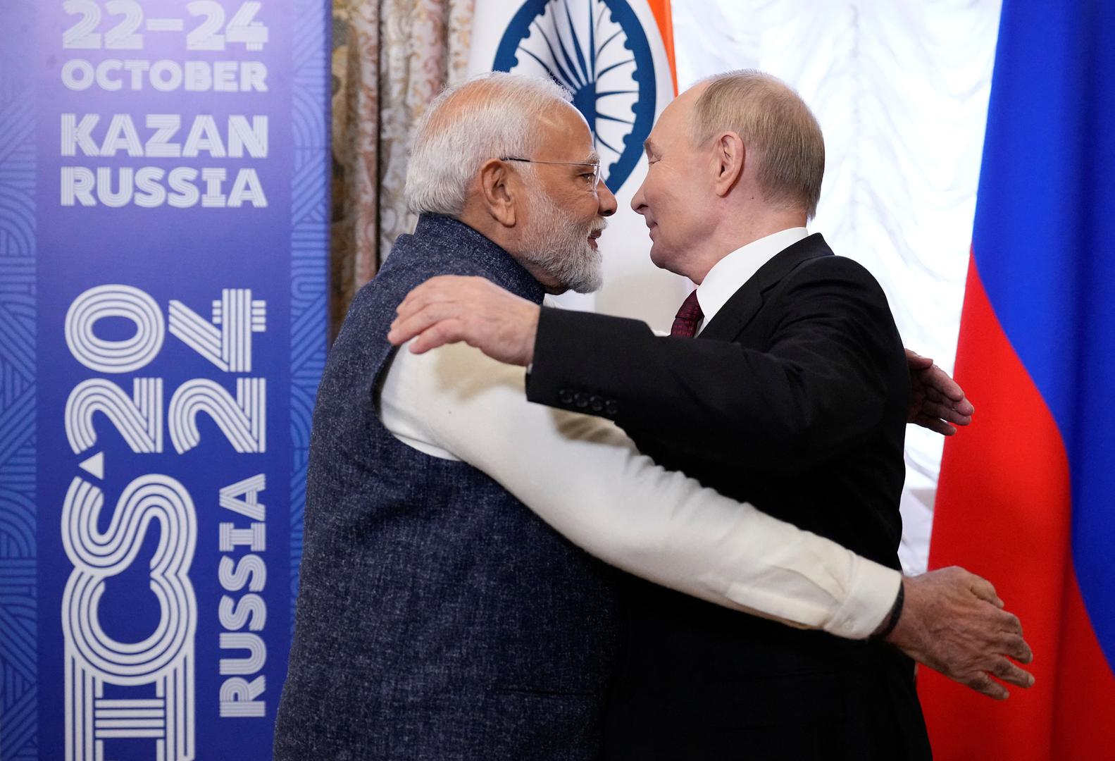 Vladimir Putin u zagrljaju s indijskom premijerom Narendrom Modijem.