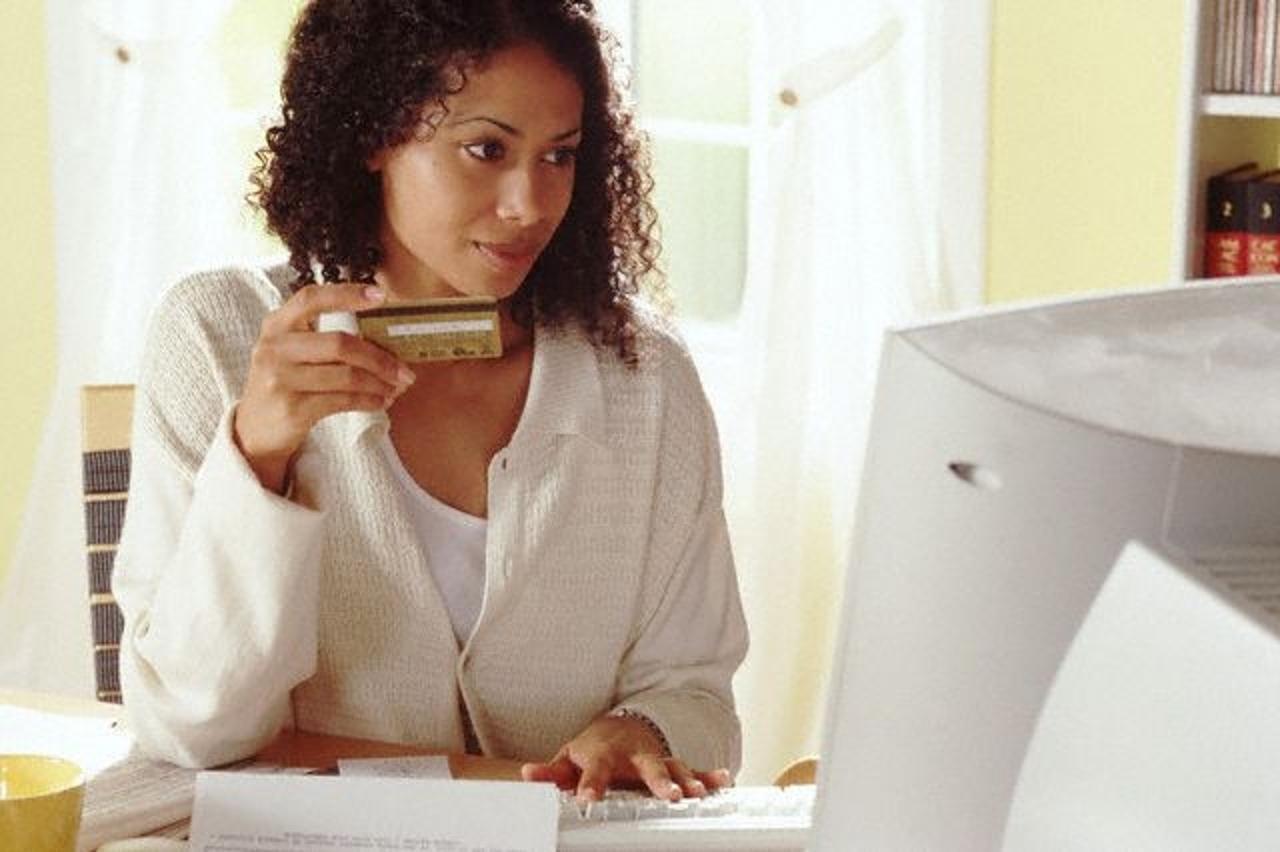 '01 May 2000 --- Woman shopping on the computer --- Image by ?LWA-Dann Tardif/CORBIS kompjutor'