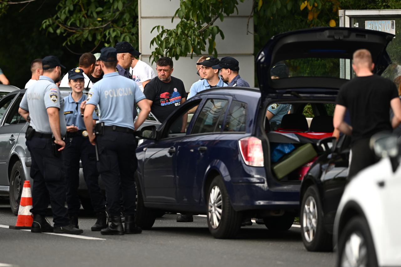 Policija na Lučkom dočekuje navijače Hajduka koji dolaze na utakmicu u Maksimir