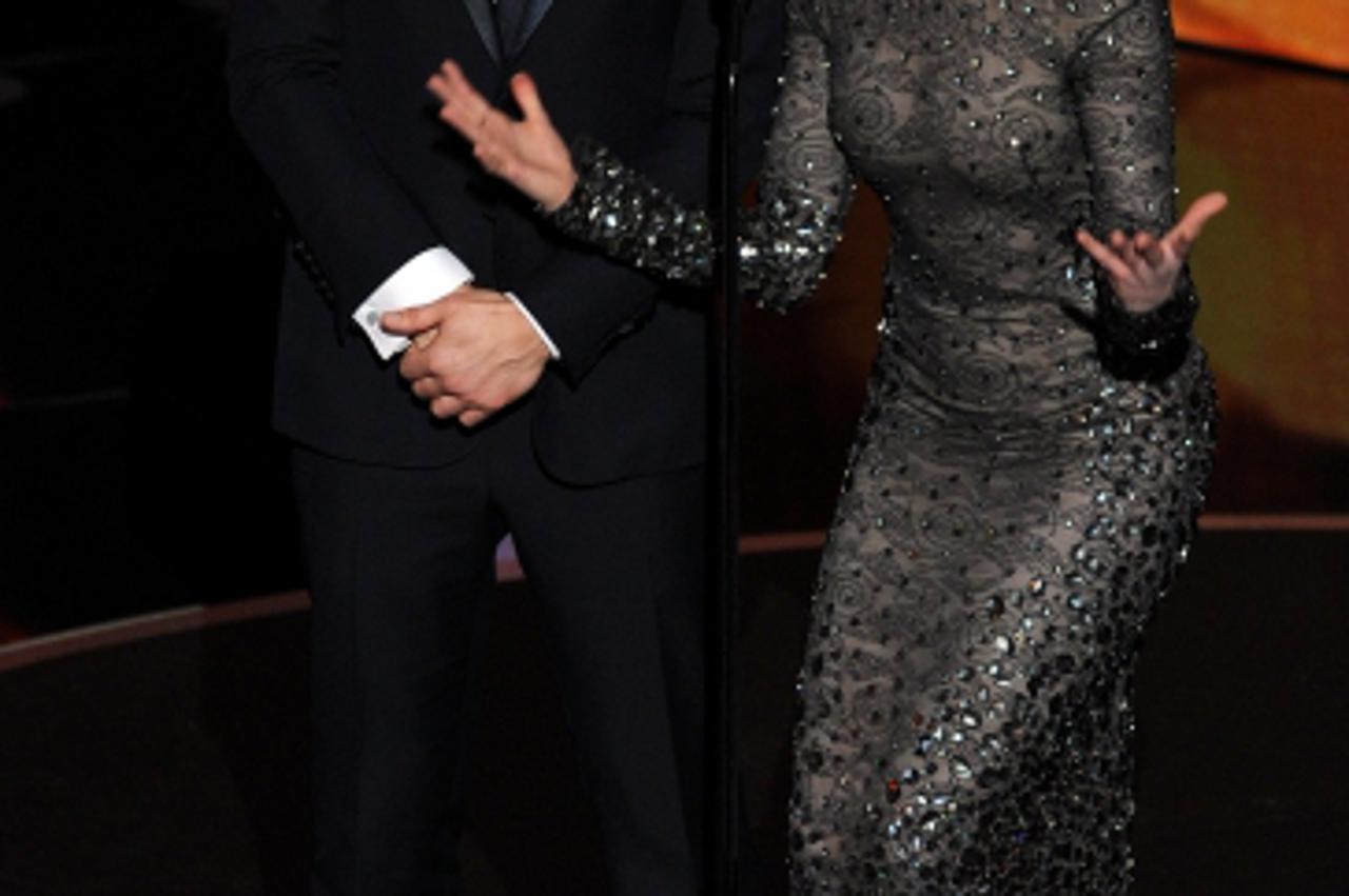 'Actors James Franco (L) and Anne Hathaway present the 83rd Annual Academy Awards at the Kodak Theatre late on February 27, 2011 in Hollywood, California. AFP PHOTO / GABRIEL BOUYS '