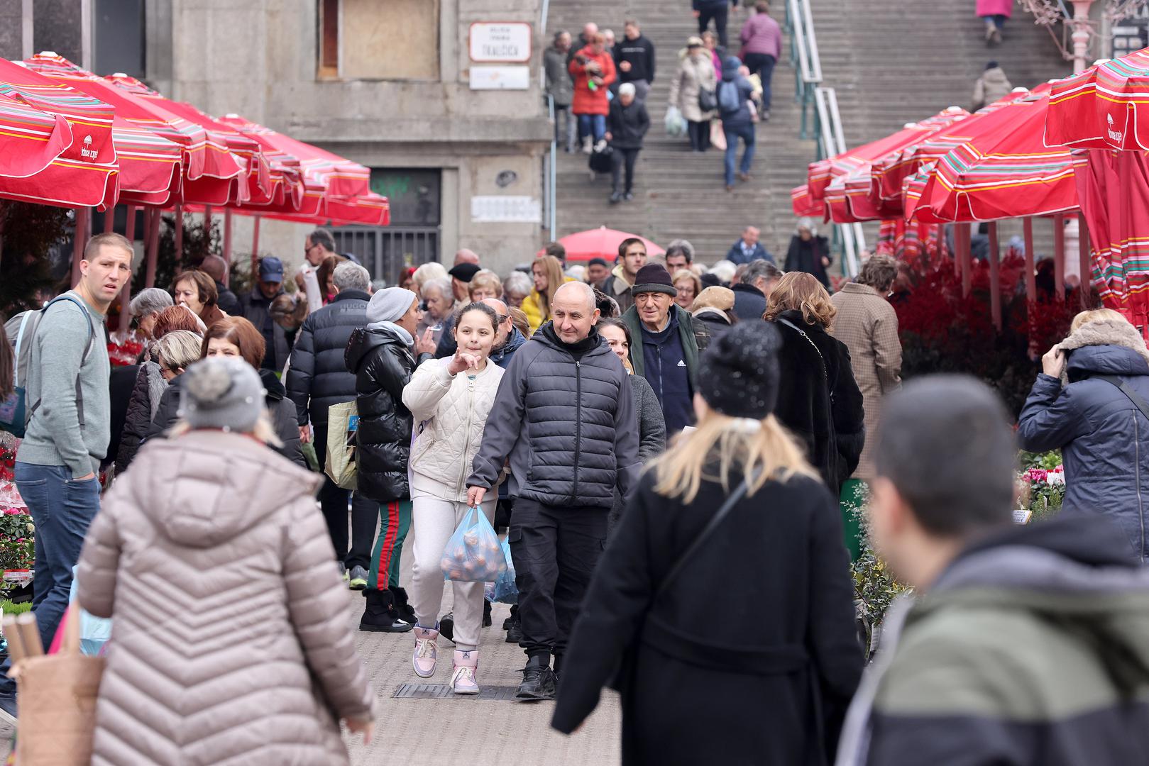 22.12.2023., Zagreb - Zadnjeg radnog dana pred blagdanski produzeni vikend stanje u centru grada je kaoticno, kako u pjesackim zonama tako i u automobilskom i javnom prometu. Za sve one koji niti ove godine nisu uspjeli panirati sve obveze prije guzvi savjet je da cuvaju zivce i iduce godine vise pozornosti posvete planiranju. Photo: Patrik Macek/PIXSELL