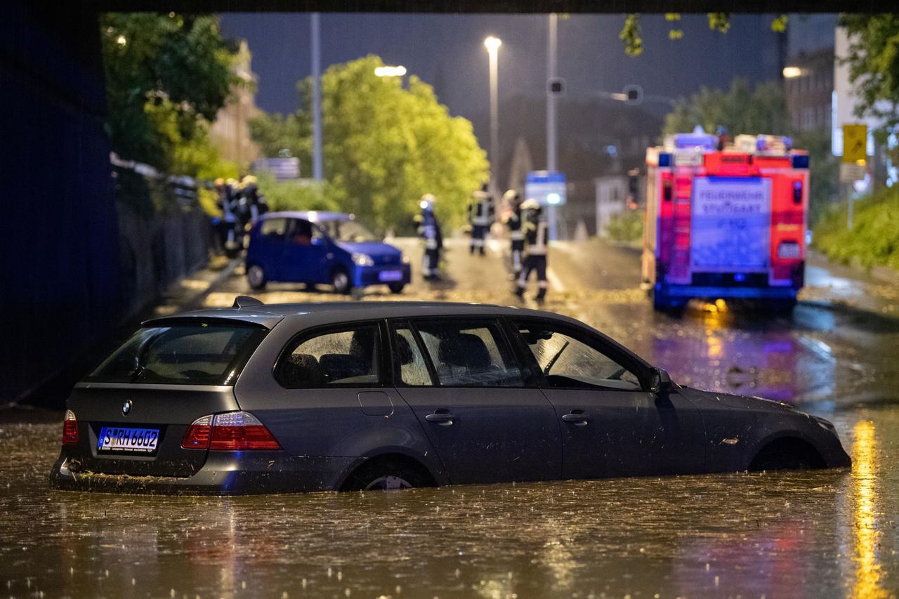 Floods and hail in the southwest