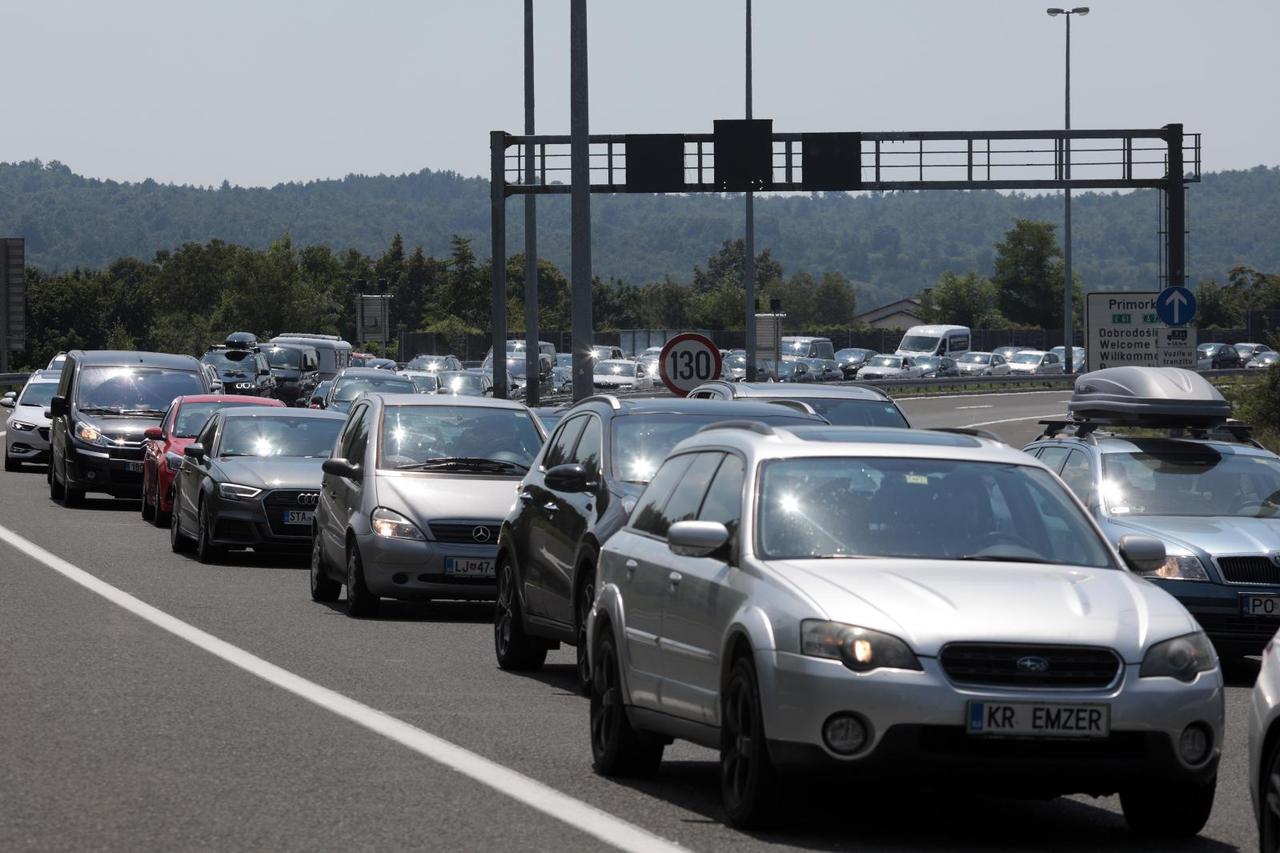 Prometna gužva na graničnom prijelazu Rupa