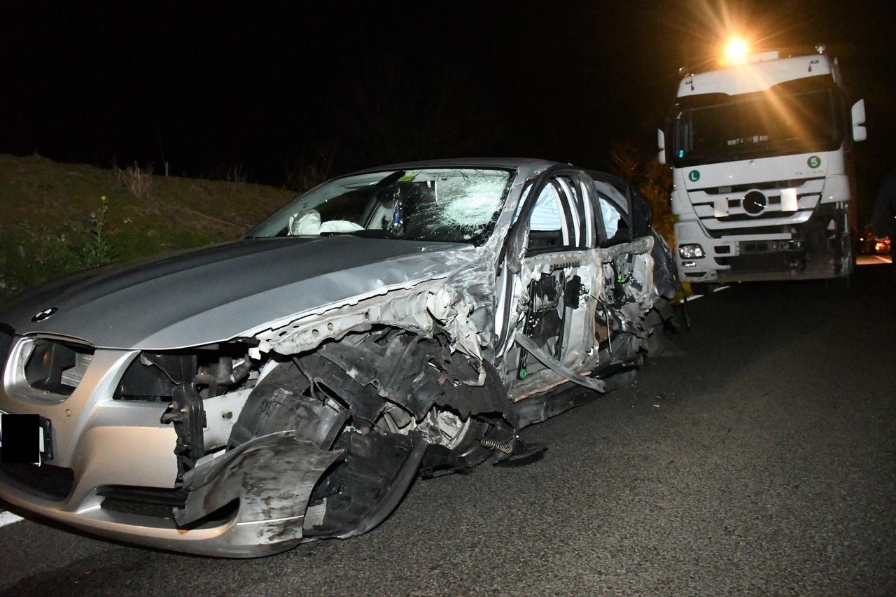 Tri osobe ozlijeđene u sudaru četiri automobila i kamiona