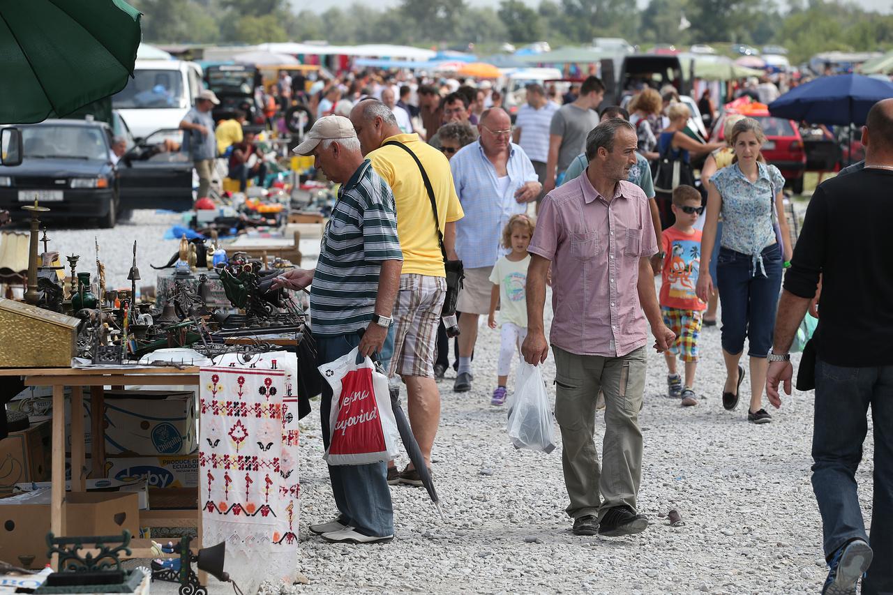 27.07.2014., Zagreb - Na tradicionalnom sajmu rabljene robe na Jakusevcu moze se naci svega, od igle do lokomotive.  Photo: Jurica Galoic/PIXSELL