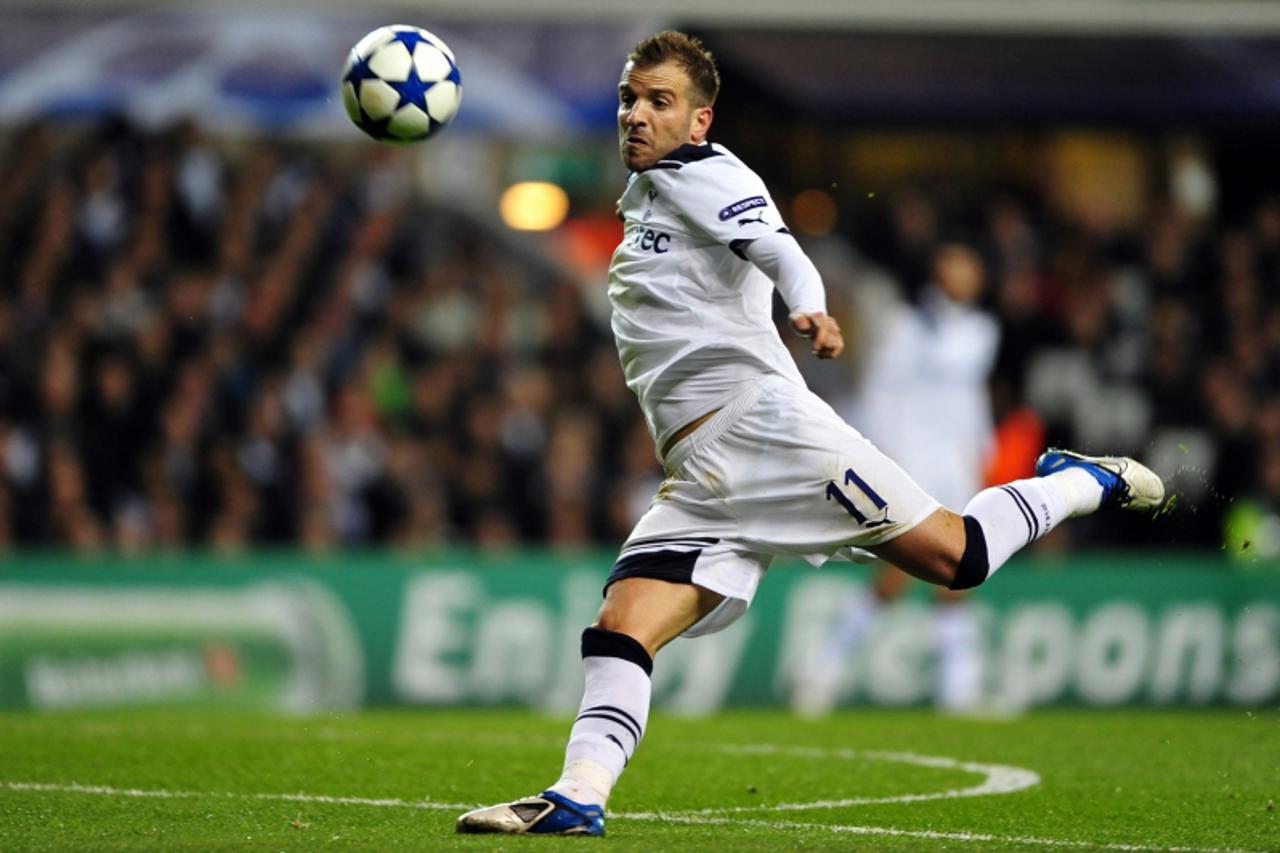 'Tottenham Hotspur\'s midfielder of Netherland Rafael van der Vaart eyes the ball during their UEFA Champions League round of 16 second leg football match Tottenham Hotspur vs AC Milan at White Hart L