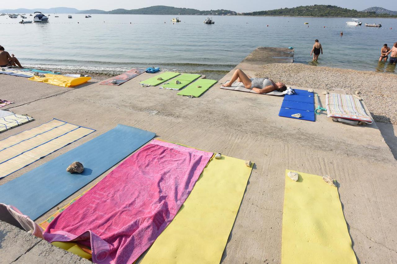 Vodice: Postavljene oznake upozorenja o ostavljanju ru?nika na plaži preko no?i