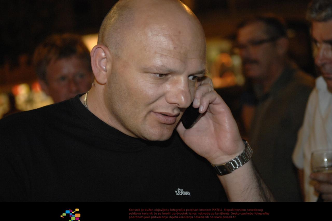 '17.05.2009.,Osijek,Hrvatska - Lokalni izbori za gradonacelnika osijeka i za zupana osjecko baranjske zupanije,izborni stozer hdssb-a,ivan drmic uspostavlja vezu sa branimirom glavasem. Photo: Davor J