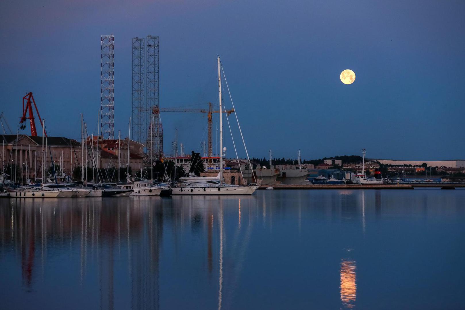 U SAD-u drugi supermjesec u godini još nazivaju 'Strawberry Moon' tj. 'Mjesec jagode', jer se obično pojavljuje za vrijeme sezone jagoda.