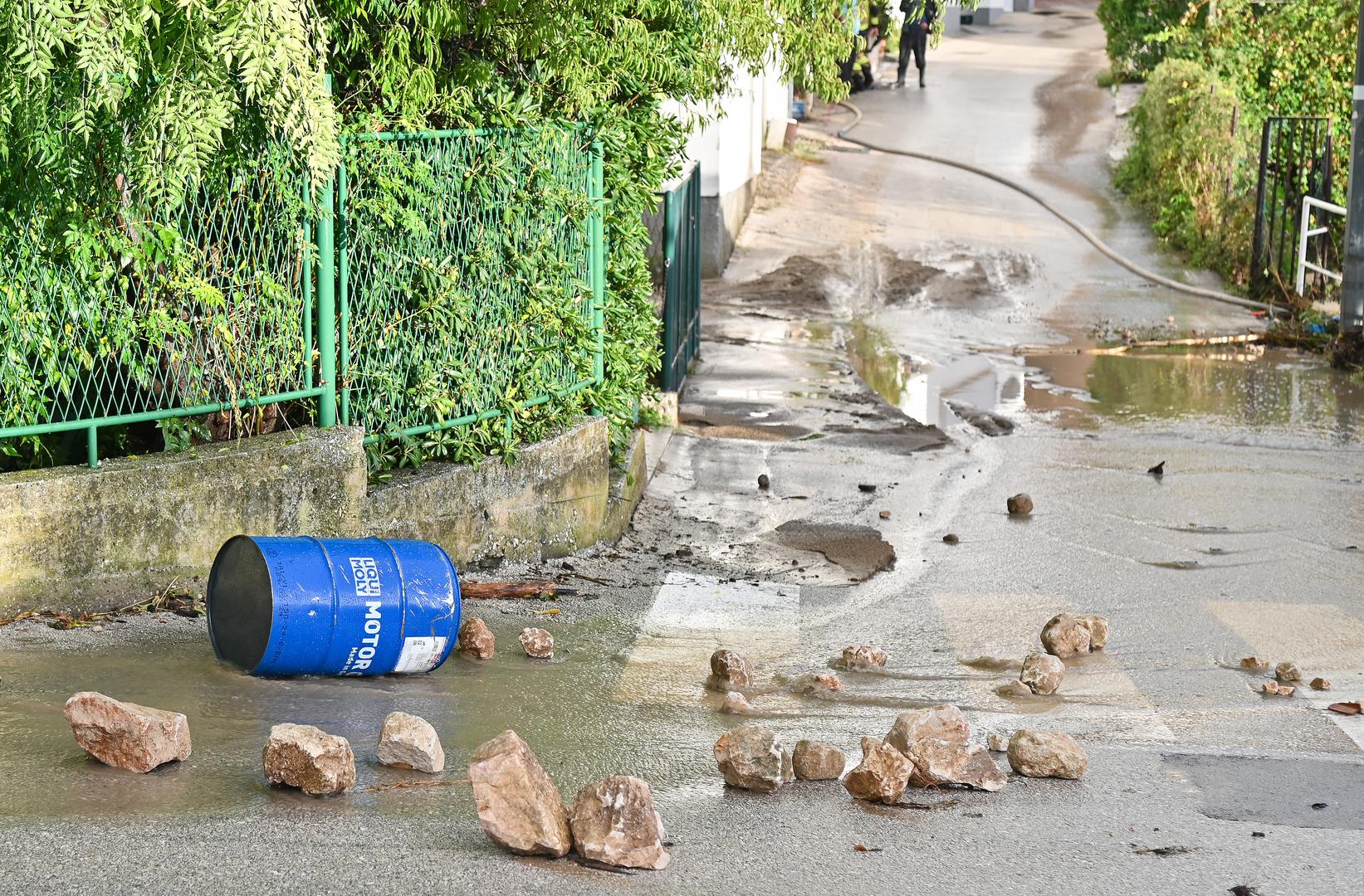 05.10.2024., Podgora - Jako nevrijeme gdje je palo do 140 litara kise po cetvornom metru strovilo je bujice na ulicama Podgore. Photo: Matko Begovic/PIXSELL