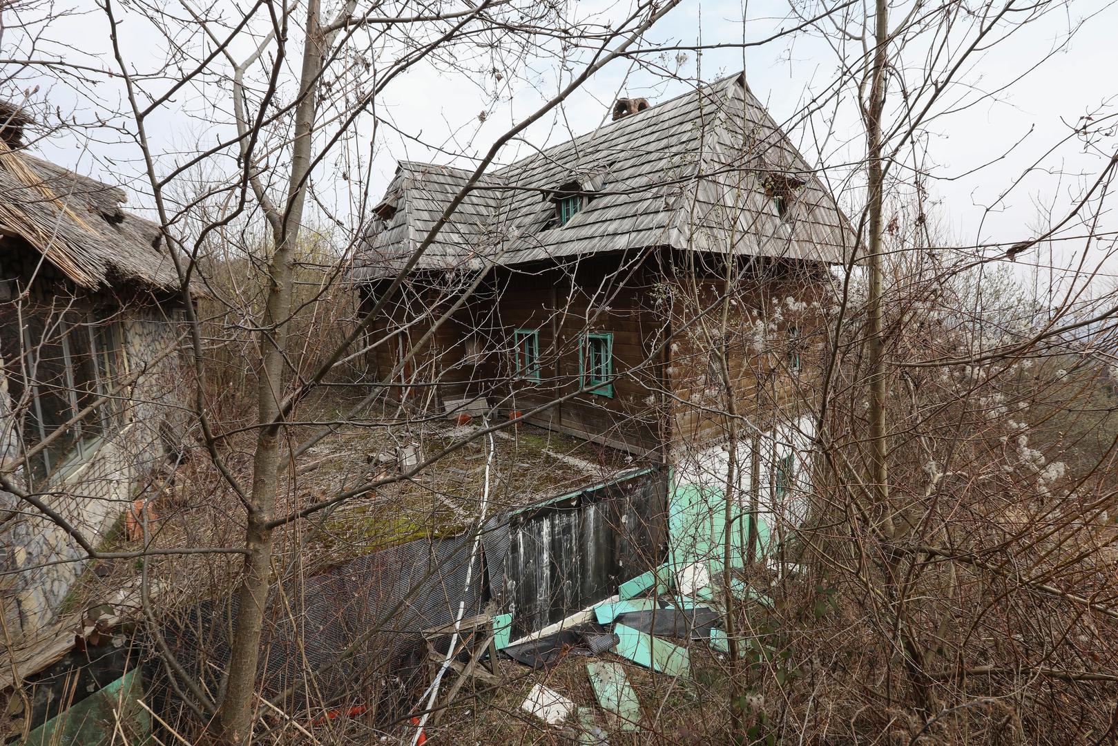 29.02.2024.,Zumberak, Poljanica Okicka -  Kuce za odmor Hrvoja Vojkovica zarasle u korov. U jednoj od kuca nalazi se bazen u izgradnji. Photo: Robert Anic/PIXSELL