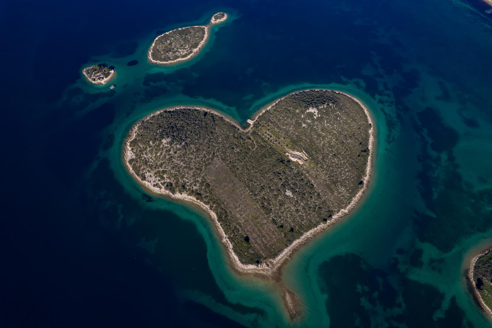 31.01.2023., Otocic Galesnjak, mnogima je znan i kao Otok zaljubljenih. Zbog svog specificnog oblika srca postao je prepoznatljiv otocic nase obale diljem svijeta. Rijec je  nenaseljenom otocicu smjestenom u Pasmanskom kanalu, a moguce ga je posjetiti barkom ili brodom. Photo: Dino Stanin/PIXSELL