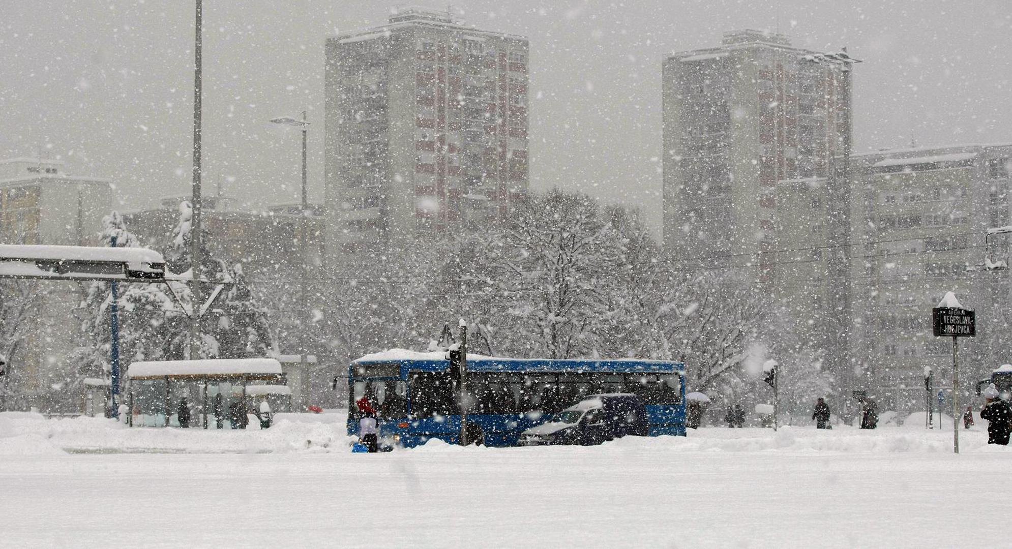 14.01.2013. Zagreb - Zagrebcane je docekalo bijelo jutro, snijeg je napadao i zatrpao automobile i ceste.Photo: Marko Prpic/PIXSELL