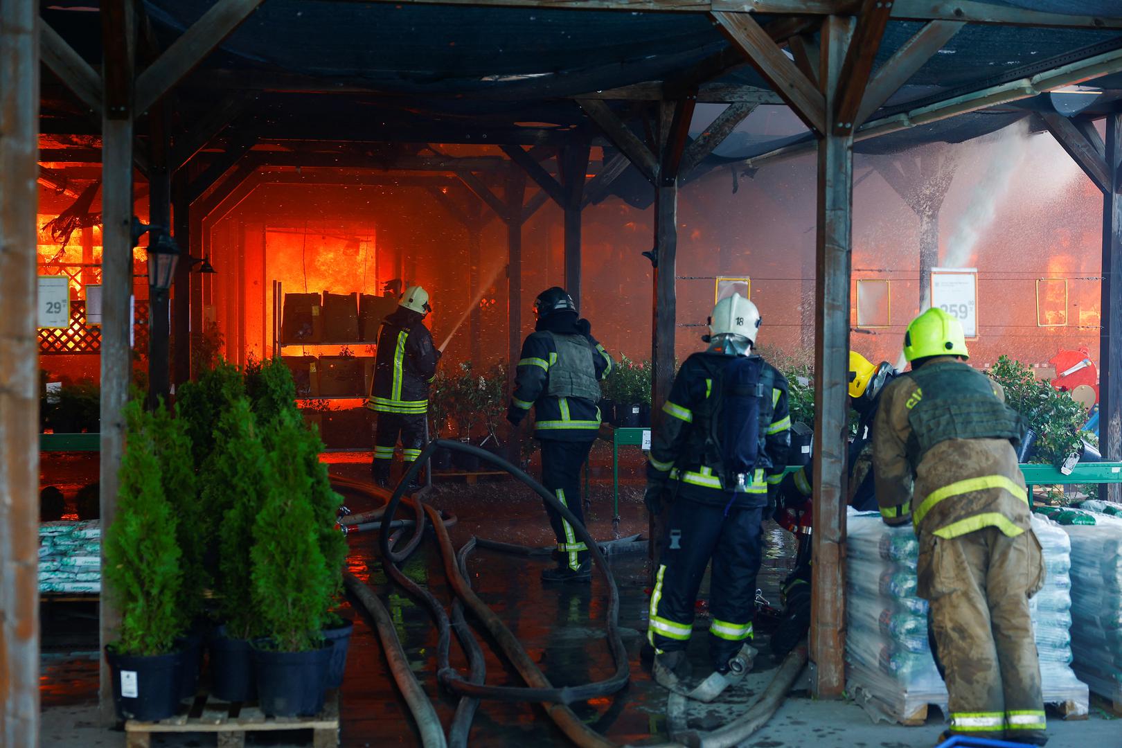 Firefighters work at a site of a household item shopping mall hit by a Russian air strike, amid Russia's attack on Ukraine, in Kharkiv, Ukraine May 25, 2024. REUTERS/Valentyn Ogirenko Photo: VALENTYN OGIRENKO/REUTERS