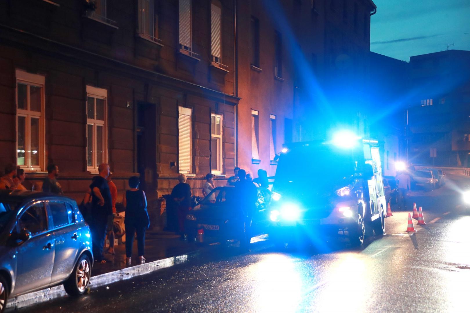 26.07.2020., Zagreb - Sveti duh 13. Nenad Cindric vlasnik stana na Svetom duhu pozvao gradonacelnika Milana Bandica da veceras prespava u njegovom poplavljenom stanu. Jedna od vecih intervenija vatrogasaca bila je na Svetom duhu gdje su vec drugi puta ispumpavali vodu ne bi li spasili stan gospodina Cindrica. Photo: Sanjin Strukic/PIXSELL